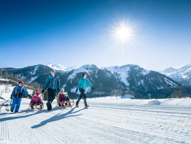 Schlittenfahren - Winterspaß für die ganze Familie © TVB Obertauern
