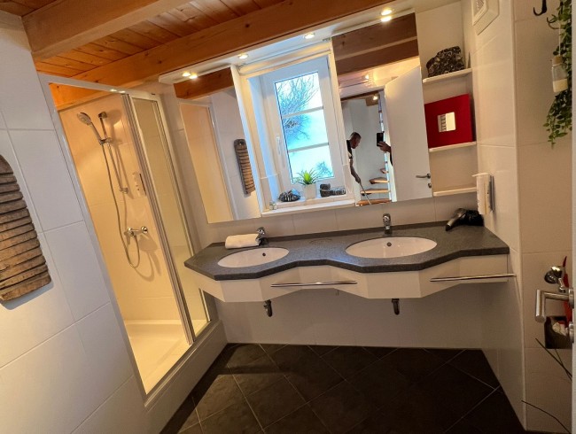 Geräumiges Badezimmer mit Dusche und Doppelwaschbecken