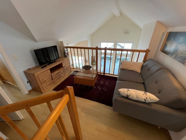 Empore mit Leseecke und Flat-TV