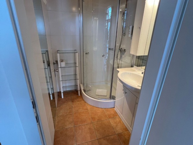 Badezimmer 1 mit Dusche und WC