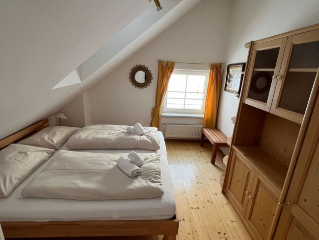 Schlafzimmer 1 mit Doppelbett