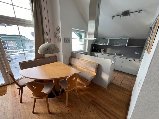 Wohnküche mit Esstisch undBalkon