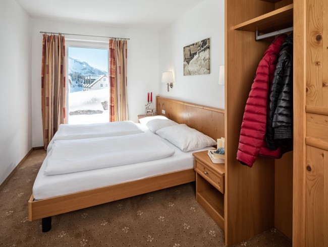 Wohnbeispiel: Schlafzimmer mit Doppelbett im Appartement Freija