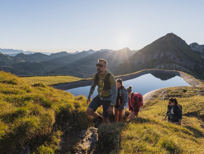 Wandern mit Freunden in den Bergen und Bergsee in Obertauern © TVB Obertauern